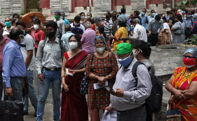 Corona Update: అదుపులోకి వస్తున్న కరోనా.. కానీ ఆందోళన కలిగిస్తున్న మరణాలు.. Corona Update: అదుపులోకి వస్తున్న కరోనా.. కానీ ఆందోళన కలిగిస్తున్న మరణాలు..