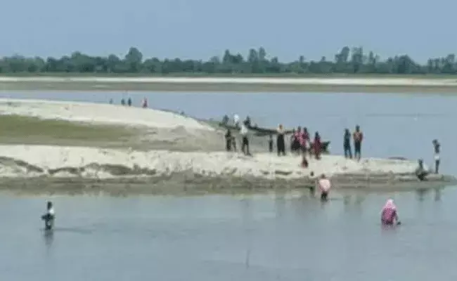 UP Barabanki: వ్యాక్సిన్ భయం.. నదిలో దూకిన గ్రామస్థులు.. UP Barabanki: వ్యాక్సిన్ భయం.. నదిలో దూకిన గ్రామస్థులు..