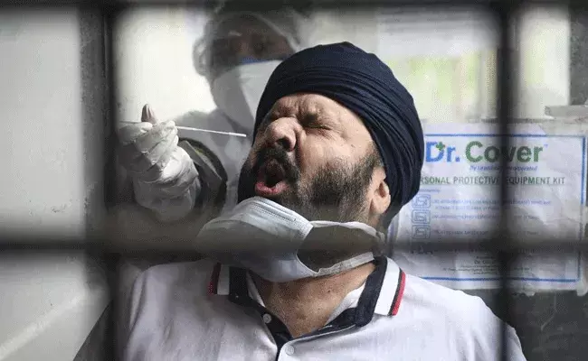 Corona Update: కొంత ఊరట.. తగ్గుతున్న పాజిటివ్ కేసులు, మరణాల సంఖ్య Corona Update: కొంత ఊరట.. తగ్గుతున్న పాజిటివ్ కేసులు, మరణాల సంఖ్య