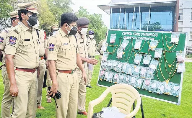 Khammam  Police: ఇల్లాలే ఇంటిదొంగ.. ప్రియుడి కోసం..! Khammam  Police: ఇల్లాలే ఇంటిదొంగ.. ప్రియుడి కోసం..!