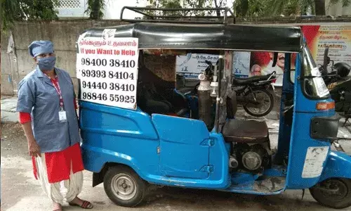 ఆటోలో ఆక్సిజన్ సిలిండర్.. అందరికీ ఉచితంగా.. ఆటోలో ఆక్సిజన్ సిలిండర్.. అందరికీ ఉచితంగా..