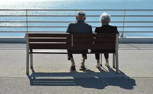 సీనియర్ సిటిజన్స్ కోసం 3 టాప్ పెట్టుబడి పథకాలు, ప్రయోజనాలు, వడ్డీ రేట్లు సీనియర్ సిటిజన్స్ కోసం 3 టాప్ పెట్టుబడి పథకాలు, ప్రయోజనాలు, వడ్డీ రేట్లు