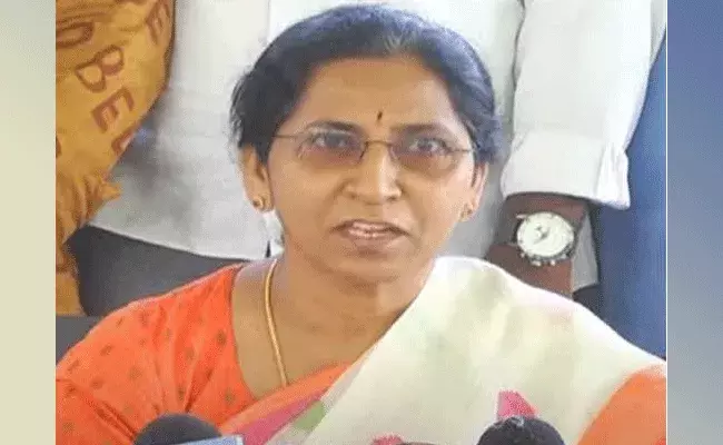 Eetela Jamuna: తమ్ముడు.. తమ్ముడు అంటూనే తడి బట్టతో గొంతు కోశారు: ఈటెల జమున Eetela Jamuna: తమ్ముడు.. తమ్ముడు అంటూనే తడి బట్టతో గొంతు కోశారు: ఈటెల జమున