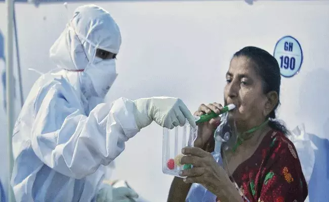 Corona Update: ఊపిరి పీల్చుకుంటున్న భారత్.. తగ్గుతున్న పాజిటివిటీ రేటు Corona Update: ఊపిరి పీల్చుకుంటున్న భారత్.. తగ్గుతున్న పాజిటివిటీ రేటు