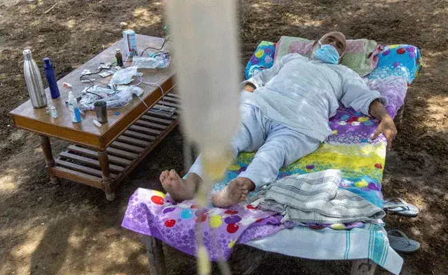 ఆస్పత్రుల్లేవు.. ఐసీసీ వార్డుల్లేవు.. వేపచెట్లే వారికి దిక్కు