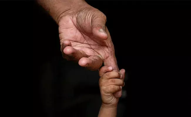 వాడి బాధ చూడలేకపోతున్నా.. మెర్సీ కిల్లింగ్ కు అనుమతి ఇవ్వమని తల్లి కోరిన కొన్ని గంటల్లోనే.. వాడి బాధ చూడలేకపోతున్నా.. మెర్సీ కిల్లింగ్ కు అనుమతి ఇవ్వమని తల్లి కోరిన కొన్ని గంటల్లోనే..