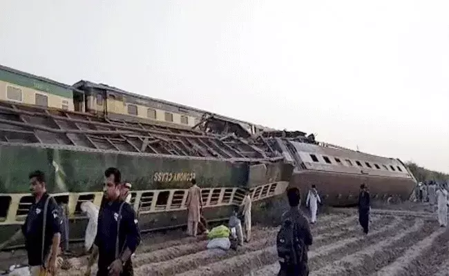 Pakistan: 2 ప్యాసింజర్ రైళ్లు ఢీ.. 30 మంది మృతి, 50 మంది గాయాలు..