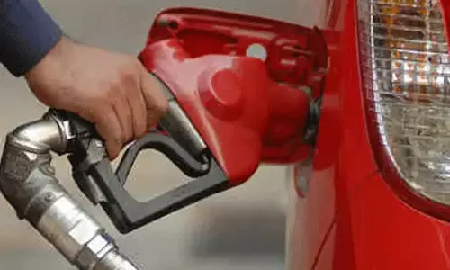 petrol: మళ్లీ పెరిగిన పెట్రోల్ ధరలు.. హైదరాబాద్‌లో లీటర్ ధర..