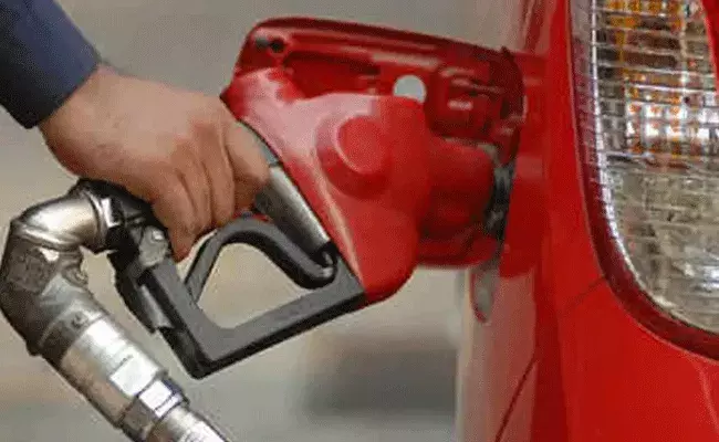 petrol: మళ్లీ పెరిగిన పెట్రోల్ ధరలు.. హైదరాబాద్‌లో లీటర్ ధర..