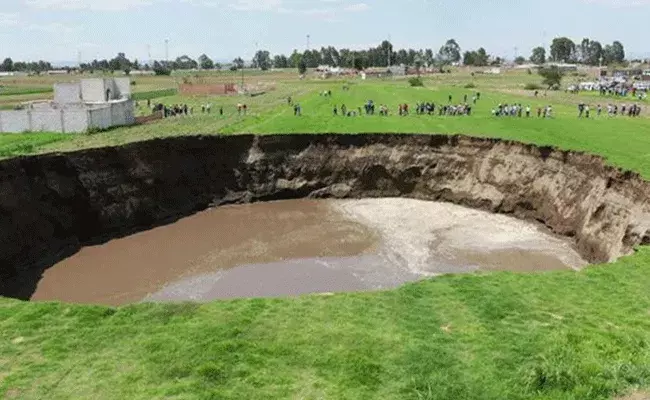 స్థానికులను భయపెడుతున్న భారీ సింక్ హోల్.. రోజు రోజుకి..