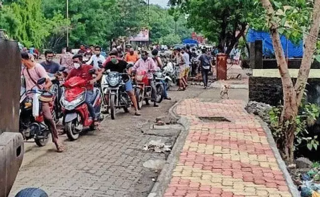 Litre Petrol @ Rs. 1: రూ.1కే పెట్రోల్.. బారులు తీరిన జనం Litre Petrol @ Rs. 1: రూ.1కే పెట్రోల్.. బారులు తీరిన జనం