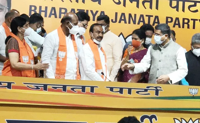 Etela Rajender: కారు దిగి కమలం పార్టీలోకి.. బీజేపీలో చేరిన ఈటల Etela Rajender: కారు దిగి కమలం పార్టీలోకి.. బీజేపీలో చేరిన ఈటల