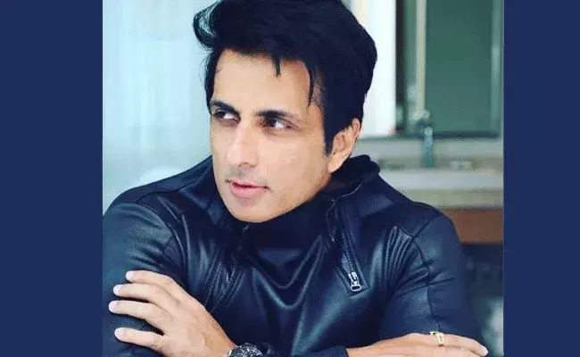 Sonu Sood: పిడికిలి తెరిచి చూడు.. నీ చేతి గీతల్లో ఎవరో ఒకరికి సాయం చేయాలని రాసే ఉంటుంది: సోనూ సూద్ Sonu Sood: పిడికిలి తెరిచి చూడు.. నీ చేతి గీతల్లో ఎవరో ఒకరికి సాయం చేయాలని రాసే ఉంటుంది: సోనూ సూద్