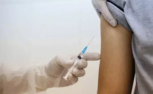 నర్స్ నిర్లక్ష్యం.. ఫోన్ మాట్లాడుతూ రెండు డోసులు ఒకేసారి.. నర్స్ నిర్లక్ష్యం.. ఫోన్ మాట్లాడుతూ రెండు డోసులు ఒకేసారి..