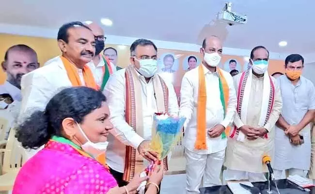 Tarun chug : కేసీఆర్ అంహకారానికి, తెలంగాణ ప్రజలకు మధ్య పోరు: తరుణ్చుగ్ Tarun chug : కేసీఆర్ అంహకారానికి, తెలంగాణ ప్రజలకు మధ్య పోరు: తరుణ్చుగ్