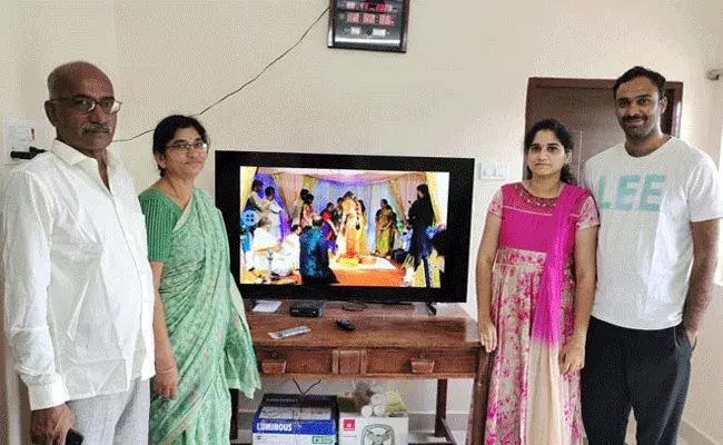 అమెరికాలో పెళ్లి.. ఆన్లైన్లో అమ్మానాన్నల ఆశీర్వాదం అమెరికాలో పెళ్లి.. ఆన్లైన్లో అమ్మానాన్నల ఆశీర్వాదం