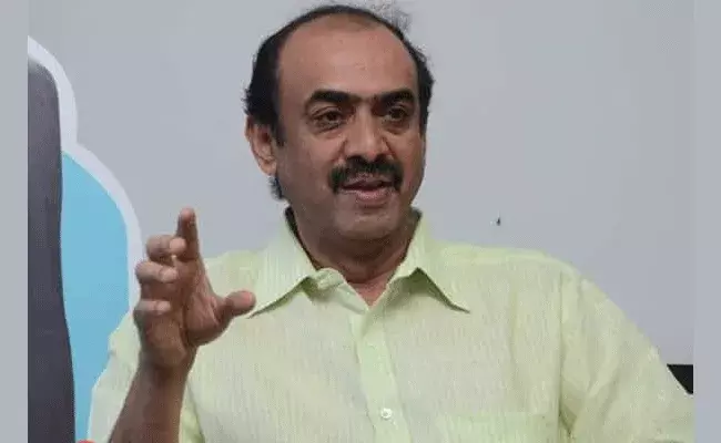 Suresh Babu: వ్యాక్సిన్ పేరుతో మోసం.. నిర్మాత సురేష్ బాబుకి లక్ష రూపాయలకు టోకరా.. Suresh Babu: వ్యాక్సిన్ పేరుతో మోసం.. నిర్మాత సురేష్ బాబుకి లక్ష రూపాయలకు టోకరా..