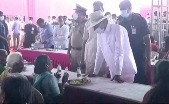 CM KCR : వాసాలమర్రి గ్రామస్తులతో కలిసి సీఎం కేసీఆర్ సహపంక్తి భోజనం CM KCR : వాసాలమర్రి గ్రామస్తులతో కలిసి సీఎం కేసీఆర్ సహపంక్తి భోజనం