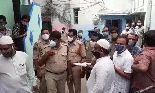 కర్నూలులో విషాదం.. కుటుంబం ఆత్మహత్య కర్నూలులో విషాదం.. కుటుంబం ఆత్మహత్య