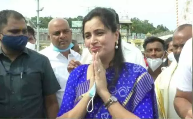 Navaneeth kour : శ్రీవారిని దర్శించుకున్న ఎంపీ నవనీత్ కౌర్..! Navaneeth kour : శ్రీవారిని దర్శించుకున్న ఎంపీ నవనీత్ కౌర్..!