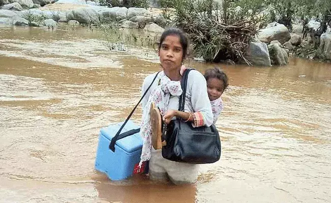 Jharkhand: నర్స్‌గా తన విధులు నిర్వర్తించేందుకు నదిని దాటుతూ..