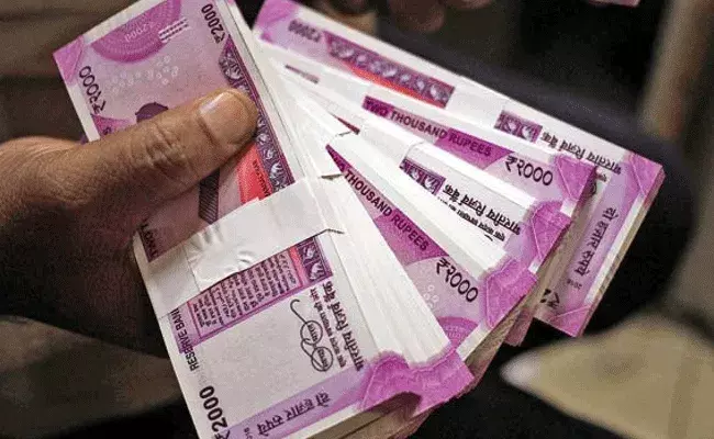 కరోనా బాధిత కుటుంబాలకు కేంద్రం అండ.. రూ.5 లక్షల వరకు..