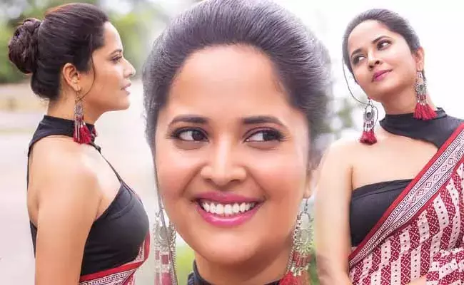 Anasuya Bharadwaj : చీరకట్టులో హొయలు పోతున్న అనసూయ..!