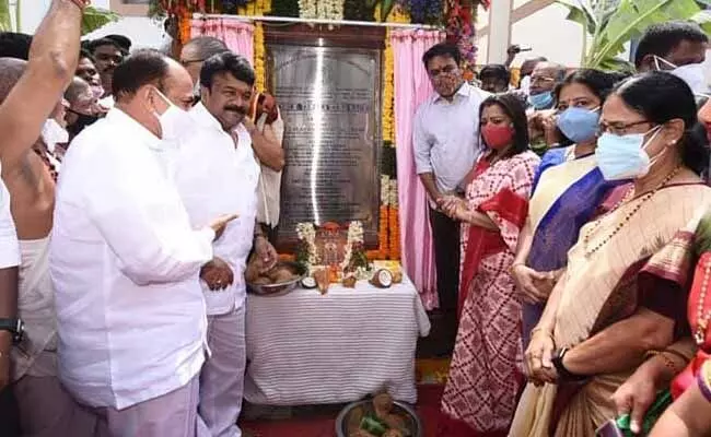 గ్రేటర్ పరిధిలో 330 డబుల్ బెడ్రూం ఇళ్లను ప్రారంభించిన మంత్రి కేటీఆర్..! గ్రేటర్ పరిధిలో 330 డబుల్ బెడ్రూం ఇళ్లను ప్రారంభించిన మంత్రి కేటీఆర్..!