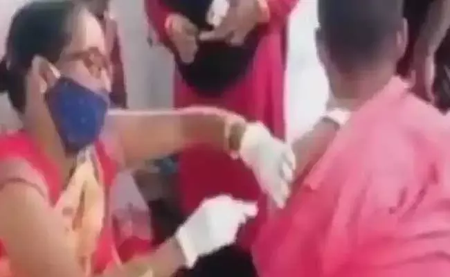 Bihar Nurse : బిహార్లో ఓ నర్సు నిర్వాకం... ఖాళీ సిరంజీతో ఇంజక్షన్..! Bihar Nurse : బిహార్లో ఓ నర్సు నిర్వాకం... ఖాళీ సిరంజీతో ఇంజక్షన్..!