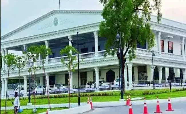 ప్రగతి భవన్‌ వద్ద యువతి హల్‌చల్..!