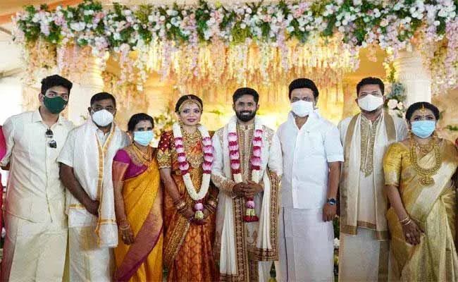 ఘనంగా శంకర్ కుమార్తె వివాహం, హాజరైన సీఎం..! ఘనంగా శంకర్ కుమార్తె వివాహం, హాజరైన సీఎం..!