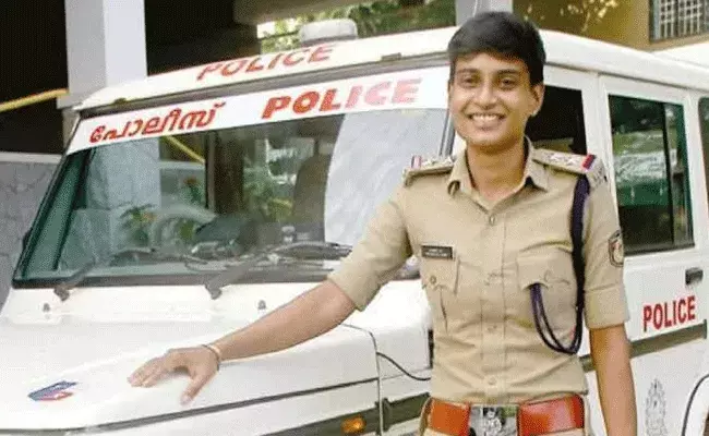 18 ఏళ్లకే పెళ్లైంది.. భర్త వదిలేశాడు.. ఫైనల్ గా పోలీస్ ఆఫీసర్‌గా..