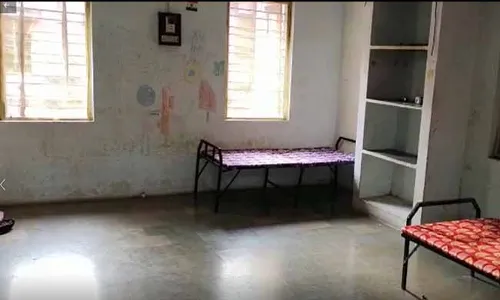 కిటికీ పగలగొట్టుకుని విశాఖ మహిళా ప్రగతి కేంద్రం నుంచి మగ్గురు యువతులు పరారీ..! కిటికీ పగలగొట్టుకుని విశాఖ మహిళా ప్రగతి కేంద్రం నుంచి మగ్గురు యువతులు పరారీ..!