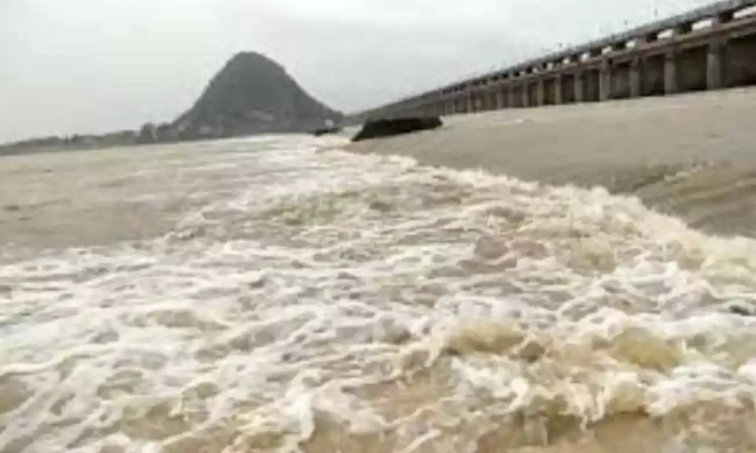 నిండుకుండలా ప్రకాశం బ్యారేజీ..!