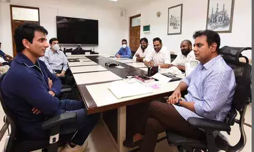 Sonu sood With KTR : మంత్రి కేటీఆర్ అంటే నాకు ప్రత్యేక గౌరవం : సోనూసూద్ Sonu sood With KTR : మంత్రి కేటీఆర్ అంటే నాకు ప్రత్యేక గౌరవం : సోనూసూద్