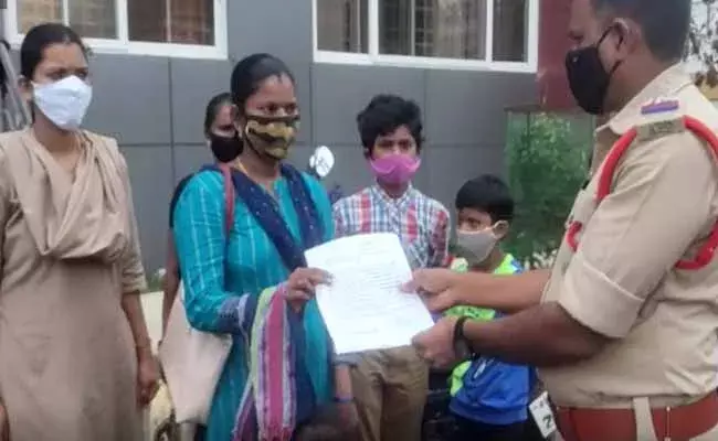 భార్య పిల్లలు ఉంటుండగానే మరో పెళ్లి...  శ్రీకాకుళం జిల్లాలో..! భార్య పిల్లలు ఉంటుండగానే మరో పెళ్లి...  శ్రీకాకుళం జిల్లాలో..!