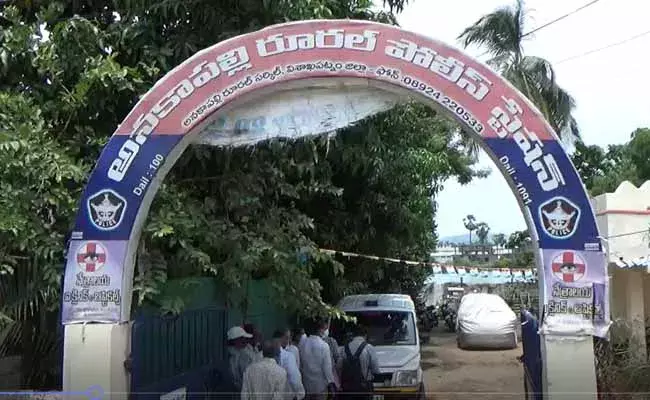 విశాఖలో రెచ్చిపోయిన ప్రేమోన్మాది.. బైక్మీద వచ్చి యువతిపై.. విశాఖలో రెచ్చిపోయిన ప్రేమోన్మాది.. బైక్మీద వచ్చి యువతిపై..