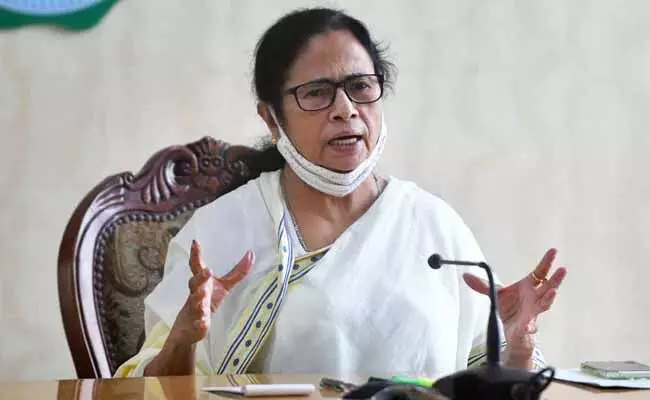 కేంద్రం ఎత్తుకు పైఎత్తు వేసిన మమతా బెనర్జీ..! కేంద్రం ఎత్తుకు పైఎత్తు వేసిన మమతా బెనర్జీ..!