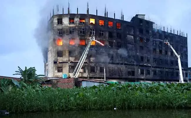 బంగ్లాదేశ్లో ఘోర అగ్నిప్రమాదం.. 52 మంది మృతి..! బంగ్లాదేశ్లో ఘోర అగ్నిప్రమాదం.. 52 మంది మృతి..!