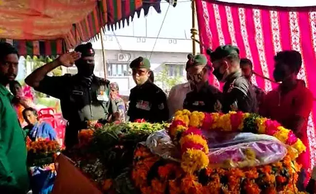 సైనిక లాంఛనాలతో వీర జవాన్ జశ్వంత్ అంత్యక్రియలు..! సైనిక లాంఛనాలతో వీర జవాన్ జశ్వంత్ అంత్యక్రియలు..!