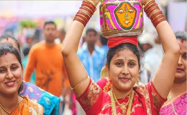 Hyderabad Bonalu : రేపటి నుంచి హైదరాబాద్లో ఆషాఢమాసం బోనాలు..! Hyderabad Bonalu : రేపటి నుంచి హైదరాబాద్లో ఆషాఢమాసం బోనాలు..!