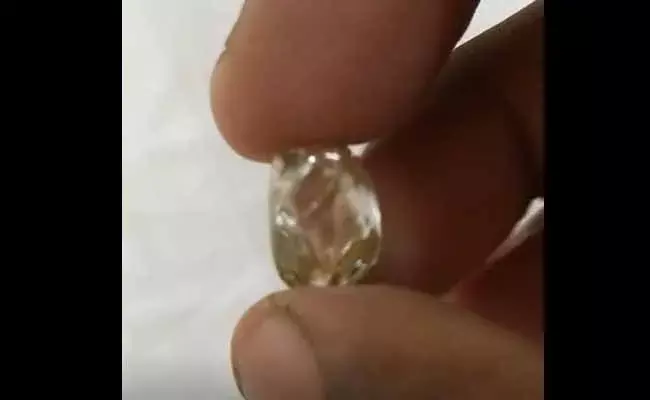 జొన్నగిరి రైతుకు దొరికిన వజ్రం.. రూ.30 లక్షలకు విక్రయం..!