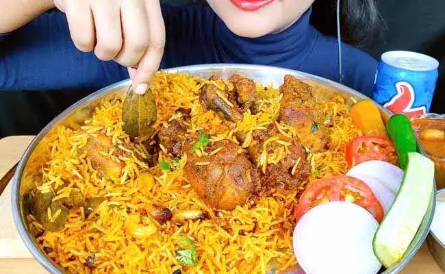 రంగురంగులతో ఆకట్టుకునే బిర్యానీ.. దాని వెనుక అసలు కథ తెలిస్తే తినాలంటేనే భయపడుతారు..! రంగురంగులతో ఆకట్టుకునే బిర్యానీ.. దాని వెనుక అసలు కథ తెలిస్తే తినాలంటేనే భయపడుతారు..!