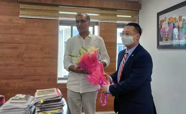 మంత్రి హరీష్రావును కలిసిన సింగపూర్ హైకమిషనర్..! మంత్రి హరీష్రావును కలిసిన సింగపూర్ హైకమిషనర్..!