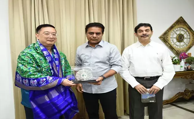 మాదేశంలో కన్నా తెలంగాణలోనే అవి ఎక్కువ..మంత్రి కేటీఆర్తో  సింగపూర్ హైకమిషనర్ మాదేశంలో కన్నా తెలంగాణలోనే అవి ఎక్కువ..మంత్రి కేటీఆర్తో  సింగపూర్ హైకమిషనర్