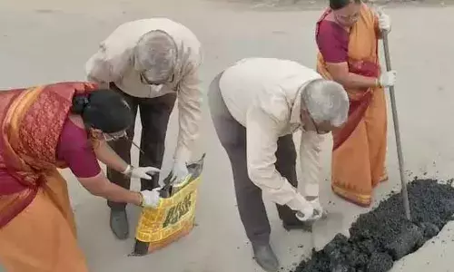 వృద్ధ దంపతులు రోడ్లు మరమ్మతులు చేస్తుంటే... జీహెచ్ఎంసీ అధికారులు ఏం చేస్తున్నారు ; హైకోర్టు వృద్ధ దంపతులు రోడ్లు మరమ్మతులు చేస్తుంటే... జీహెచ్ఎంసీ అధికారులు ఏం చేస్తున్నారు ; హైకోర్టు