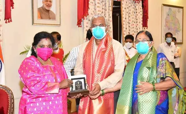 గంగాధర్‌ తిలక్‌ దంపతులను సత్కరించిన గవర్నర్‌ తమిళి సై..!