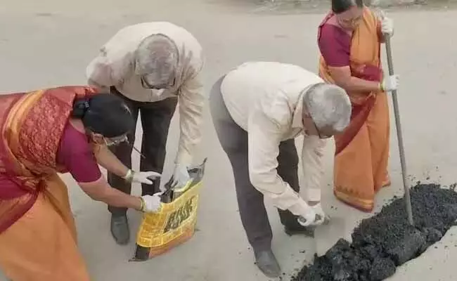 వృద్ధ దంపతులు రోడ్లు మరమ్మతులు చేస్తుంటే... జీహెచ్ఎంసీ అధికారులు ఏం చేస్తున్నారు ; హైకోర్టు వృద్ధ దంపతులు రోడ్లు మరమ్మతులు చేస్తుంటే... జీహెచ్ఎంసీ అధికారులు ఏం చేస్తున్నారు ; హైకోర్టు