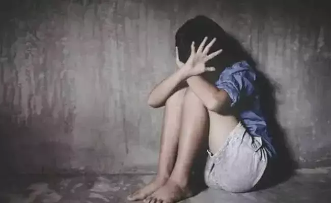 నాన్న కాదు నరరూప రాక్షసుడు.. కూతురిని గర్భవతిని చేసి.. నాన్న కాదు నరరూప రాక్షసుడు.. కూతురిని గర్భవతిని చేసి..