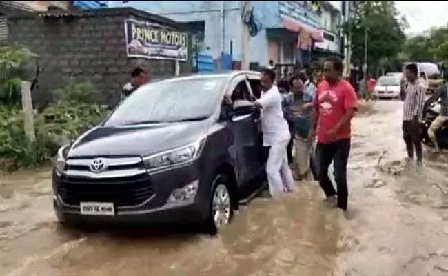 వరదలో చిక్కుకున్న ఎల్బీనగర్ ఎమ్మెల్యే వాహనం..! వరదలో చిక్కుకున్న ఎల్బీనగర్ ఎమ్మెల్యే వాహనం..!
